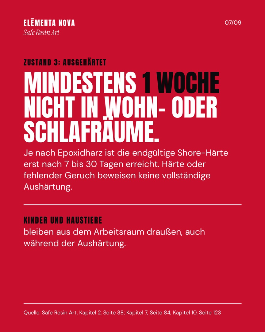 Crimsonrote Folie „Mindestens 1 Woche nicht in Wohn- oder Schlafräume“ zur Shore-Härte nach 7 bis 30 Tagen und dem Hinweis, dass Kinder und Haustiere aus dem Arbeitsraum draußen bleiben.
