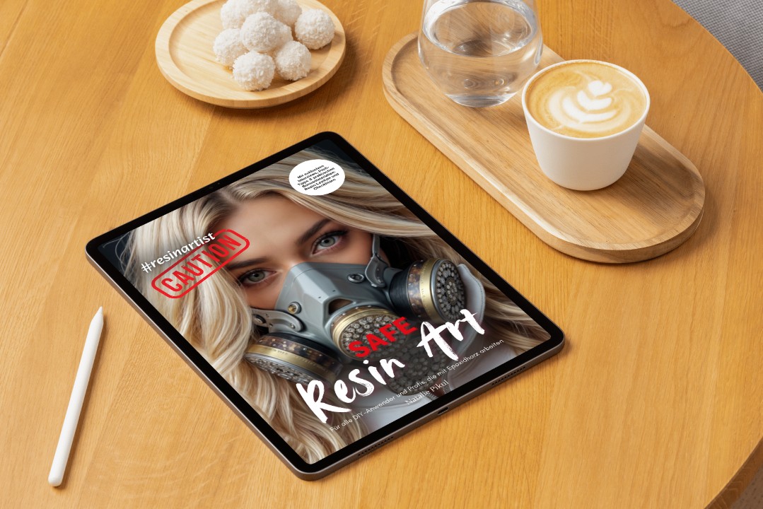Safe Resin Art als E-Book auf dem Tablet, auf einem Holztisch mit Kaffee