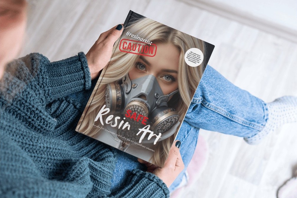 Gedruckte deutsche Ausgabe von Safe Resin Art, in Händen gehalten