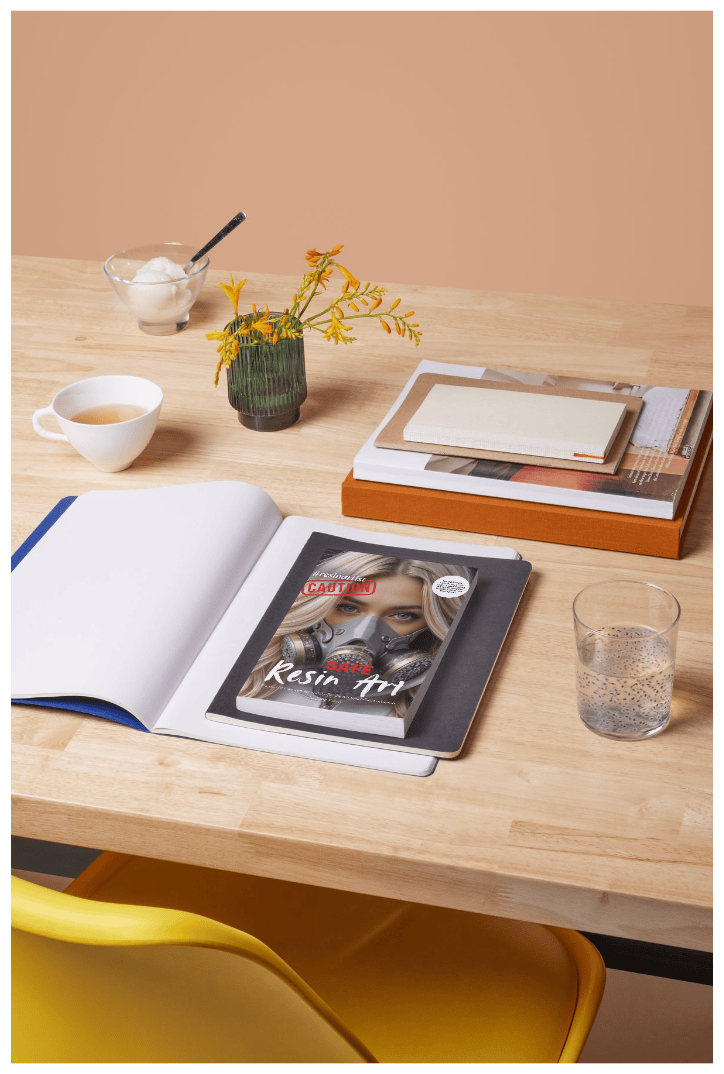 Safe Resin Art als Flatlay auf dem Schreibtisch mit Tee und Trockenblumen