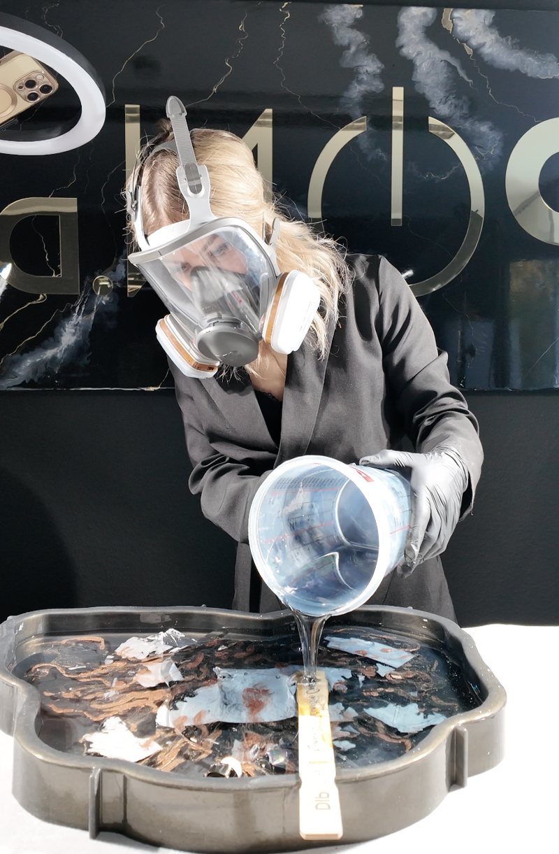 Natalie Pikul gießt Epoxidharz mit Vollmaske, Kombifilter und Nitrilhandschuhen